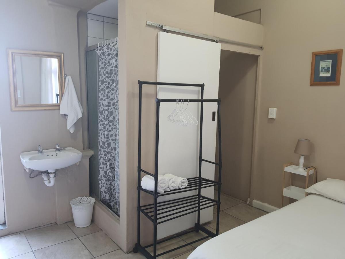 Oasis Shanti Backpackers Oudtshoorn Dış mekan fotoğraf