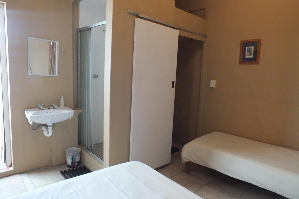 Oasis Shanti Backpackers Oudtshoorn Dış mekan fotoğraf
