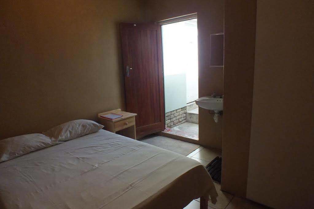 Oasis Shanti Backpackers Oudtshoorn Dış mekan fotoğraf